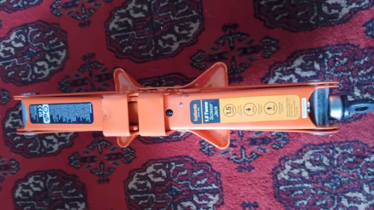 car jack 1.5 tons good condition clean