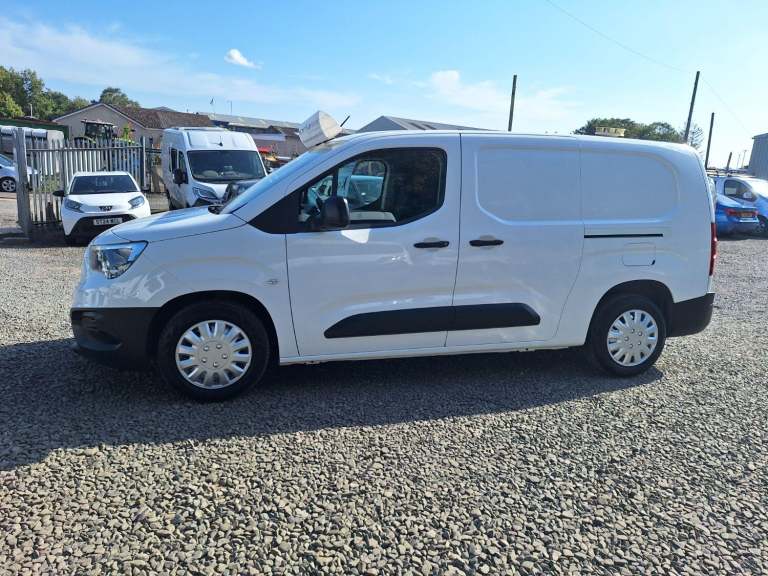 VAUXHALL COMBO 1.5 Turbo D 2300 Edition 5 seat crew combi van White Manual Diese