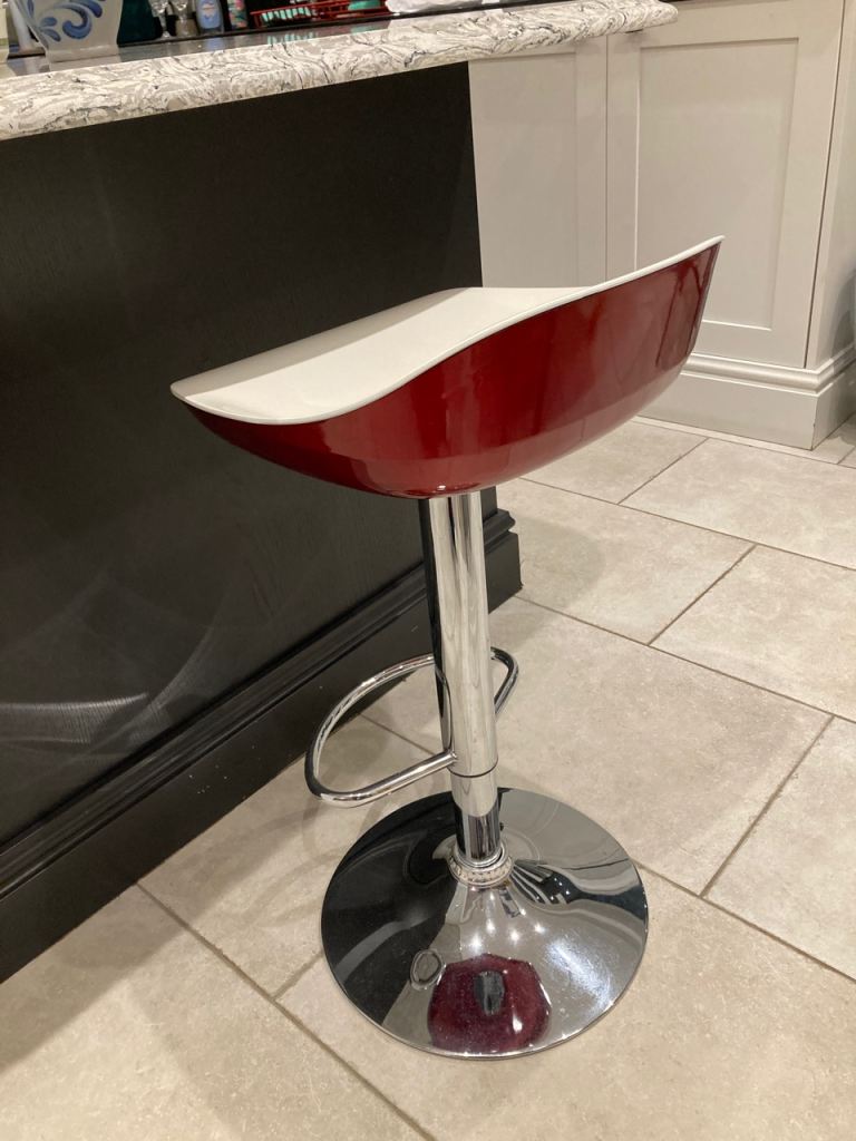 Height adjustable, swivel bar stool