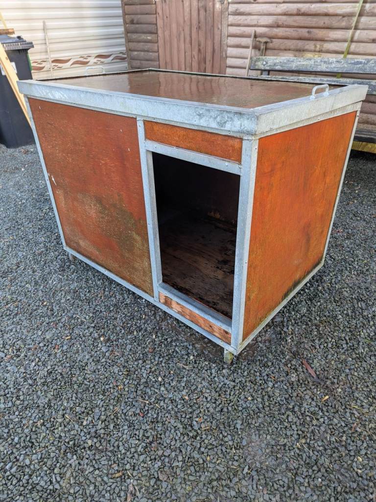 XL DOG KENNEL CAN DELIVER BOX 