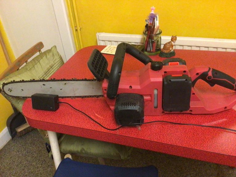 Working Chainsaw with battery & Charger. 