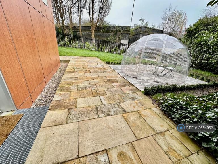 2 bedroom flat in Emmeline, Manchester, M40 (2 bed) (#2654952)