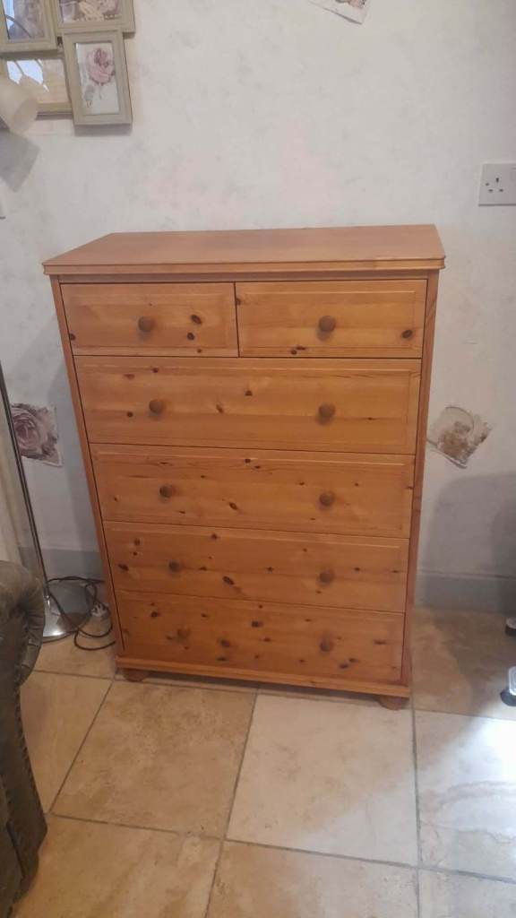 Beautiful solid pine 6 drawer unit good condition