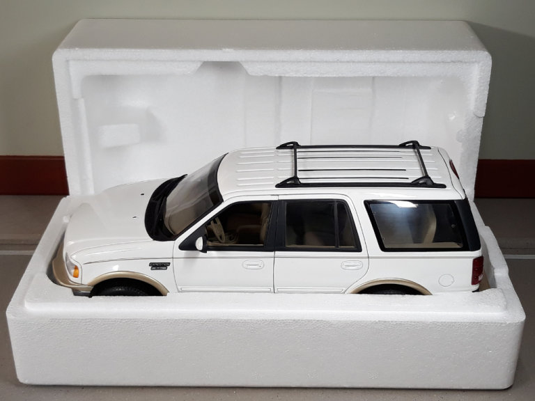Ford Expedition - UT - 1/18 scale model car