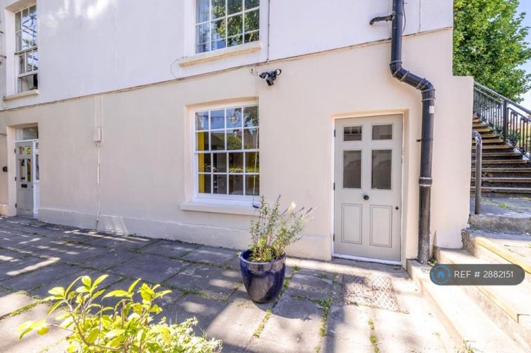 2 bedroom flat in Apsley Villas, Bristol, BS6 (2 bed) (#2882151)