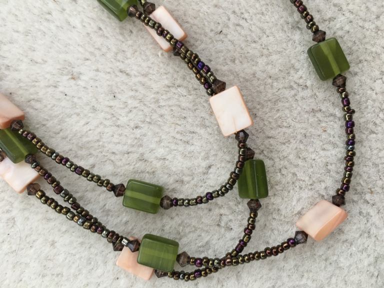 Ladies’ necklace with bronze and green beads 
