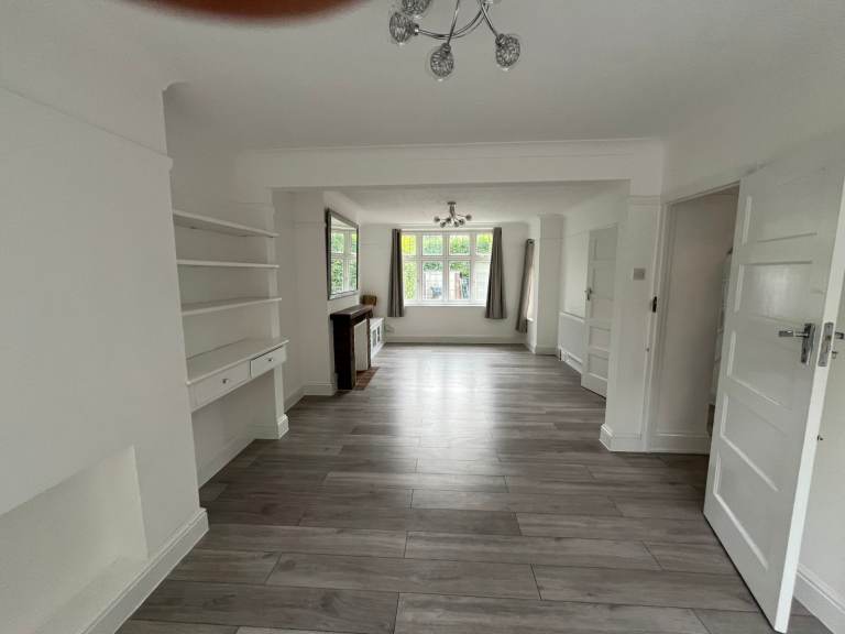 A Fantastic 3/4 Bedroom Family Home with Stylish Interiors and a Spacious Garden