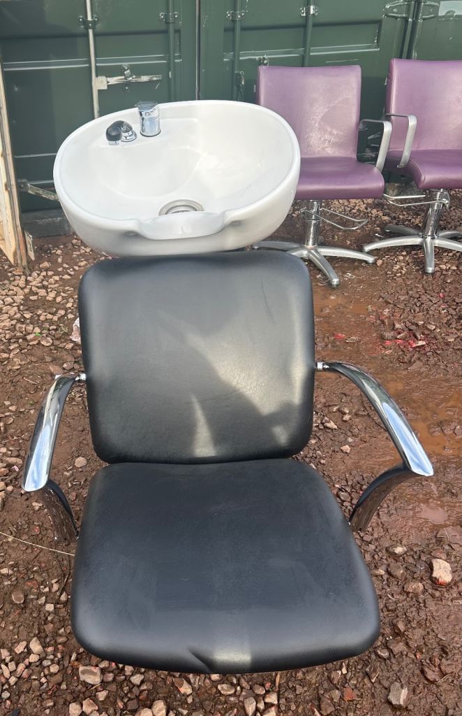 Stylish hairdresser backwash units in very good condition 