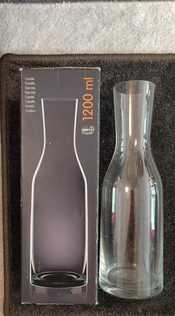 GLASS CARAFE