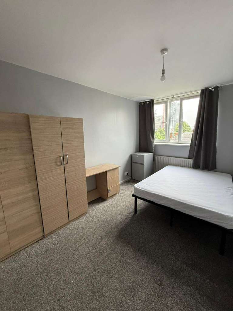 🏡 DOUBLE ROOM AVAILABLE IN ILFORD — BILLS INCLUDED ✨
