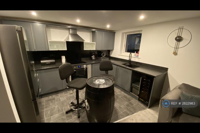 3 bedroom flat in Elmira Way, Manchester, M5 (3 bed) (#2822983)