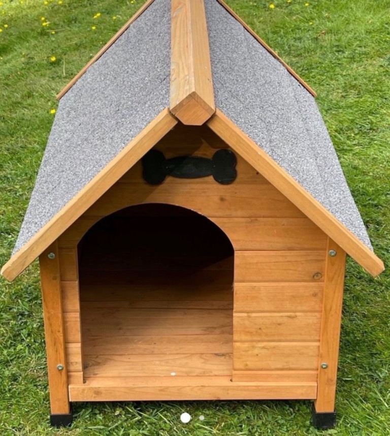 Medium wooden dog kennel