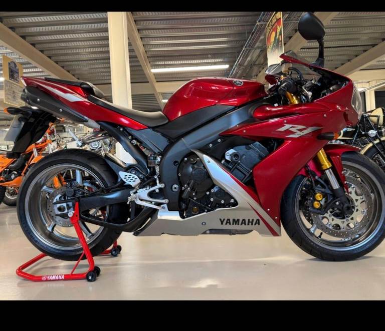  YAMAHA R1 red 