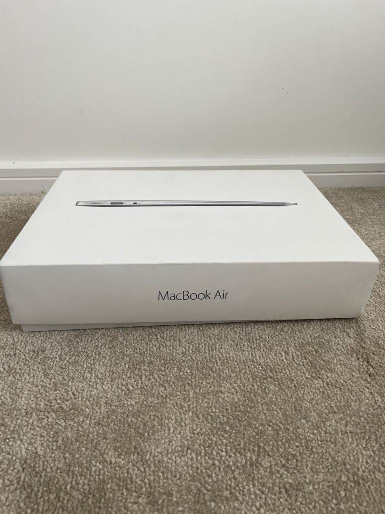 Apple MacBook Air 13-inch Model A1466 13.3/1.6GHz/4GB/128G (2015) mint condition