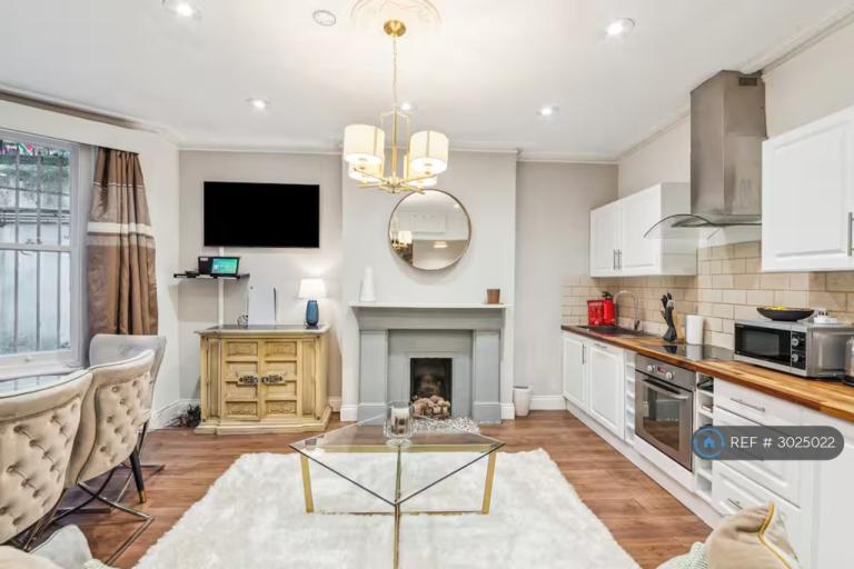 2 bedroom flat in Lower Ground, London, SW5 (2 bed) (#3025022)