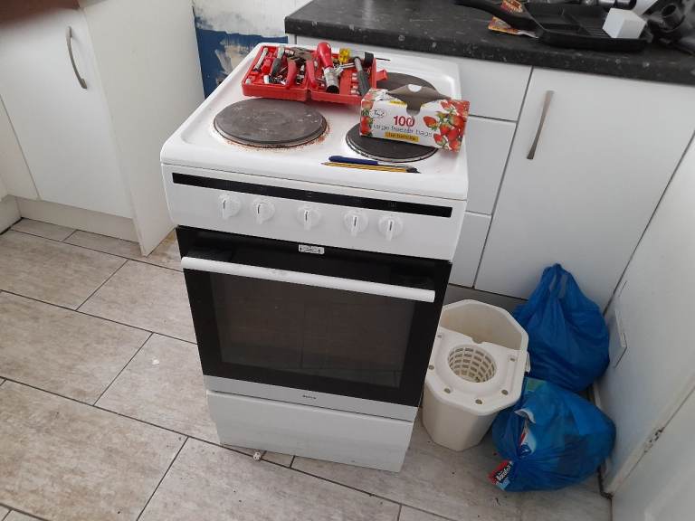 White Electric Freestanding Cooker – Good Condition