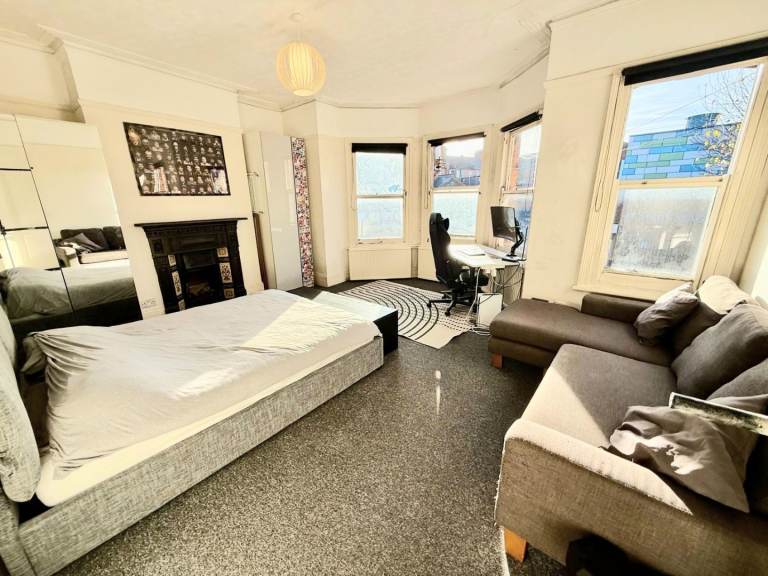 Zone 2 Huge Room 2 Weeks Deposit