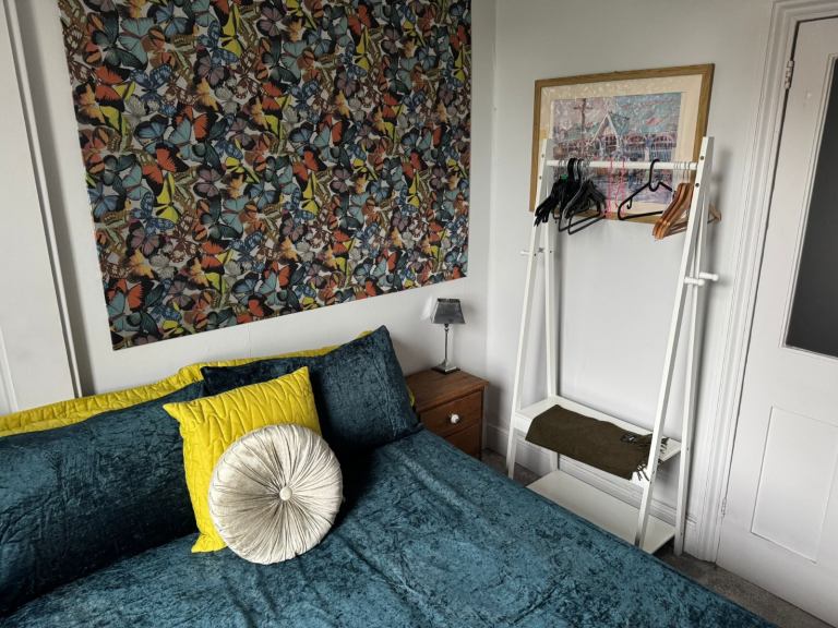 Double room to rent in family home 