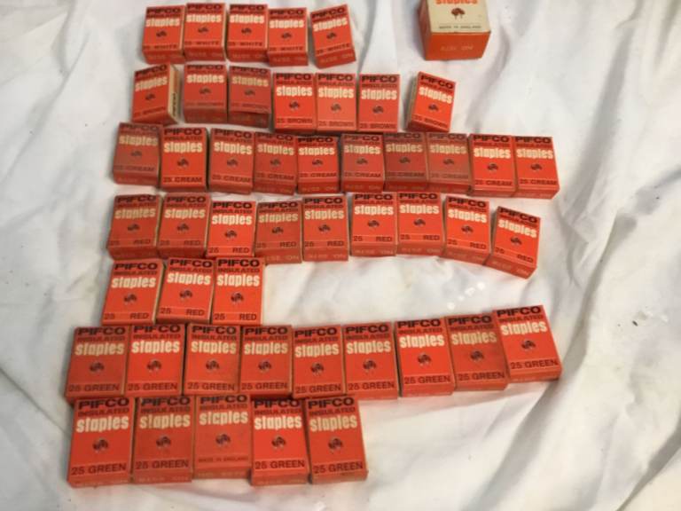 approx 1100 Old Type Pifco Insulated Cable Staples Various Colours.