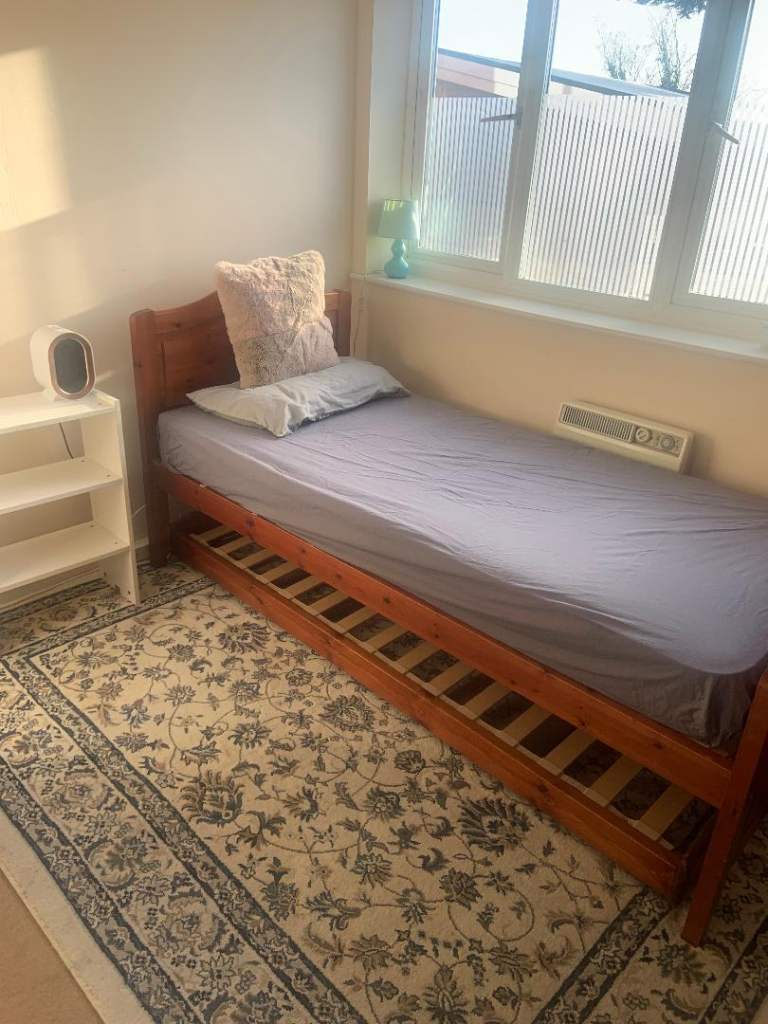 fully furnished medium size room to rent in heston (hounslow) only for one girl
