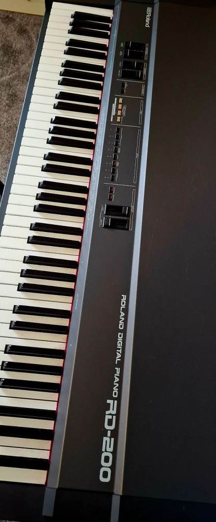 Roland RD - 200 with flight case and stand . Mint condition like new