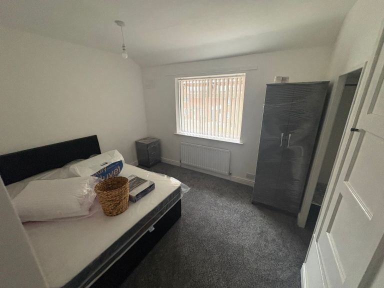 4 bed room share in WS5!!