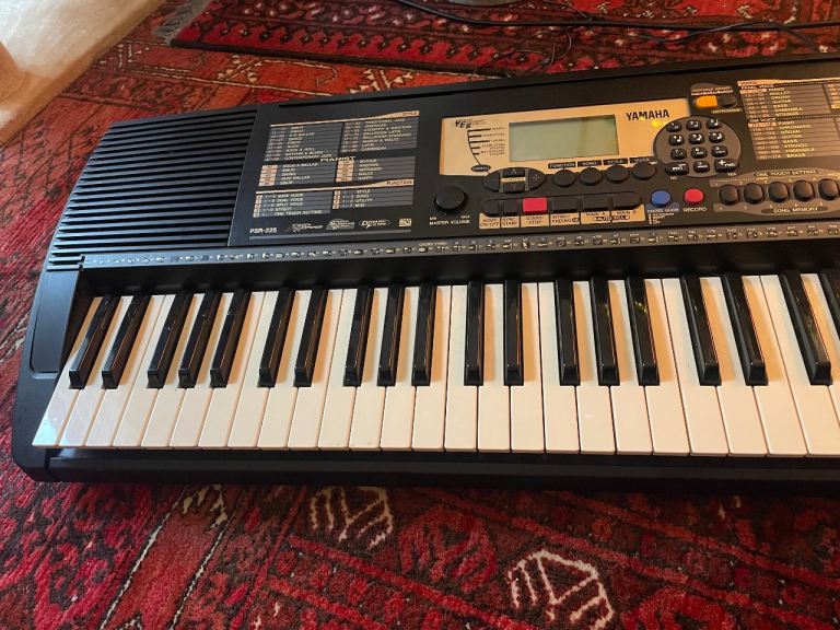 Vintage Yamaha PSR 225 electronic keyboard working late 90s