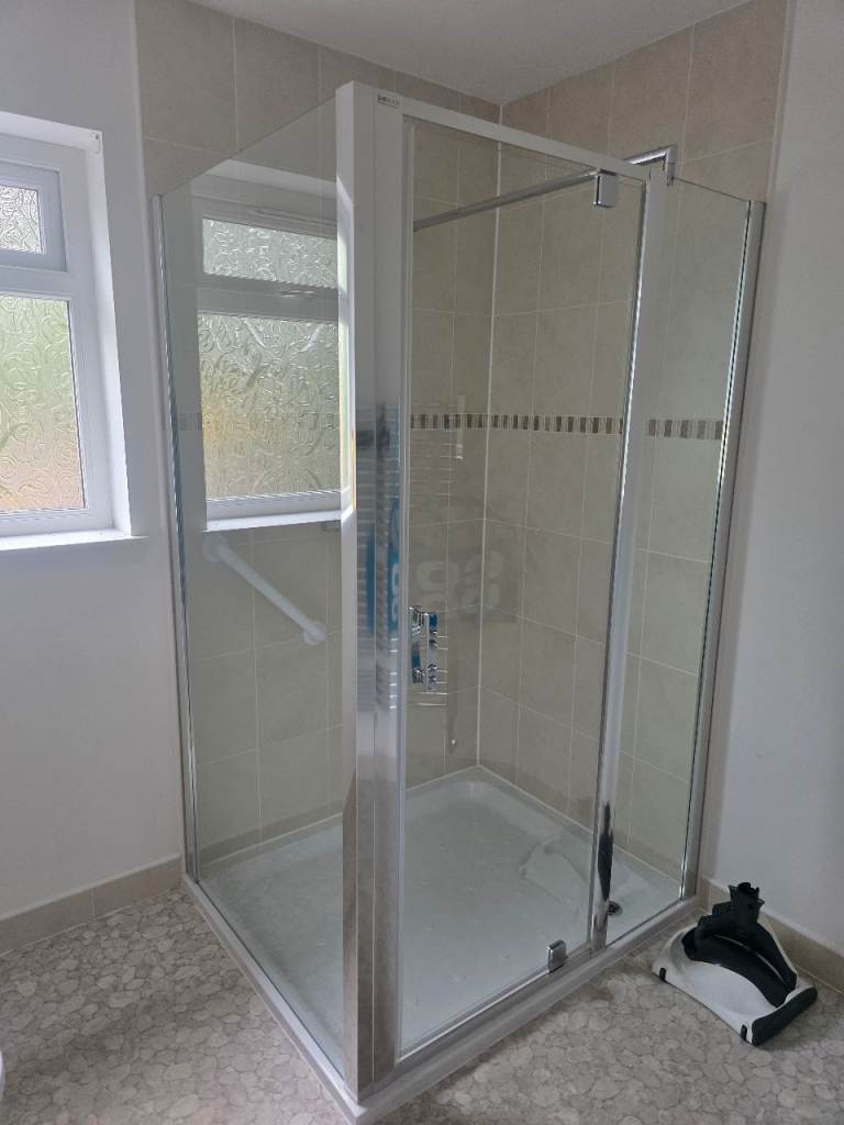 Modern Shower Enclosure with Tray – As Good As New