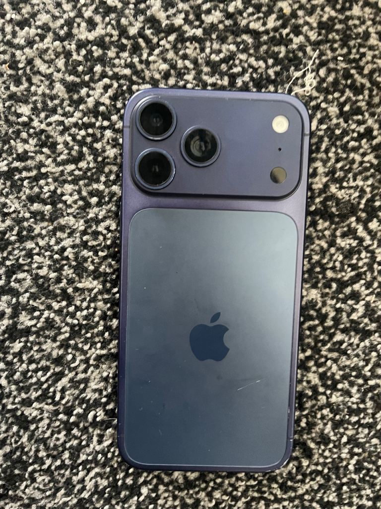 Iphone 17 Pro Max blue battery not working 