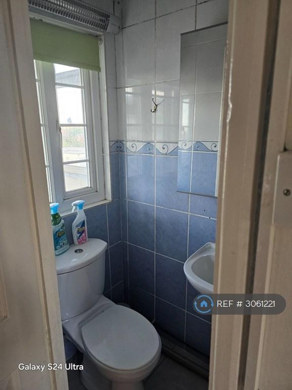 Studio flat in Seven Sisters Road, London, N15 (#3061221)