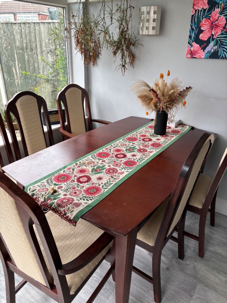 Extendable dining table + 6 chairs. OPEN TO OFFERS. Collection only. NEED GONE ASAP.