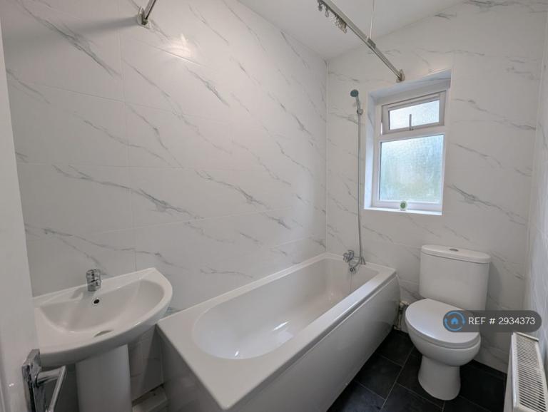 2 bedroom flat in Whitefield, Manchester, M45 (2 bed) (#2934373)