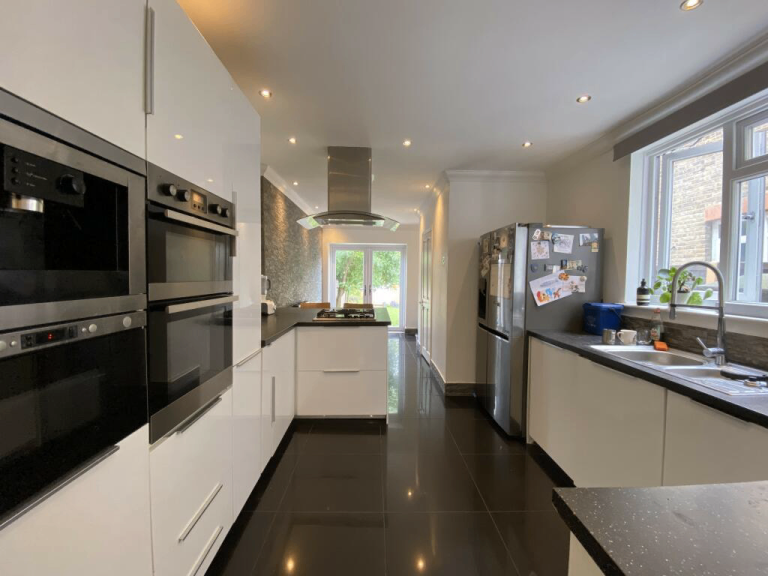 Double bedroom in newly renovated terraced house - £550 incl bills