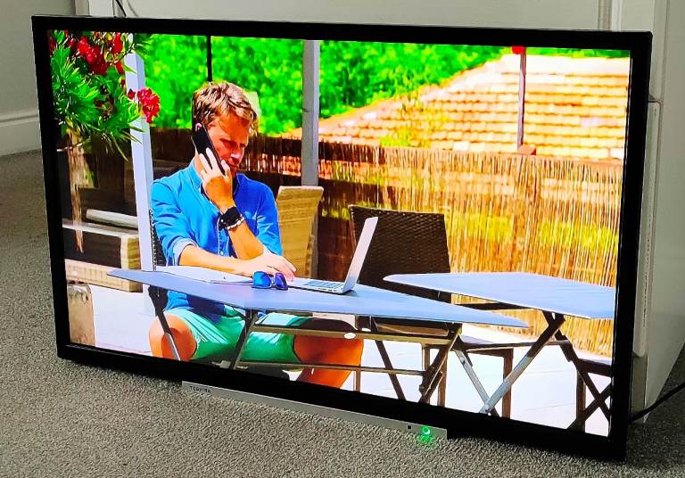 32" TOSHIBA SMART WALL MOUNT FULL HD LED WIFI APPS TV RC NEW BOXED WALL BRACKETS- FREE DELIVERY