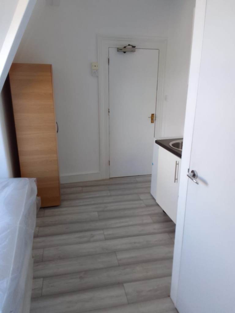 Furnished studio flat to rent in Croydon (CR0)