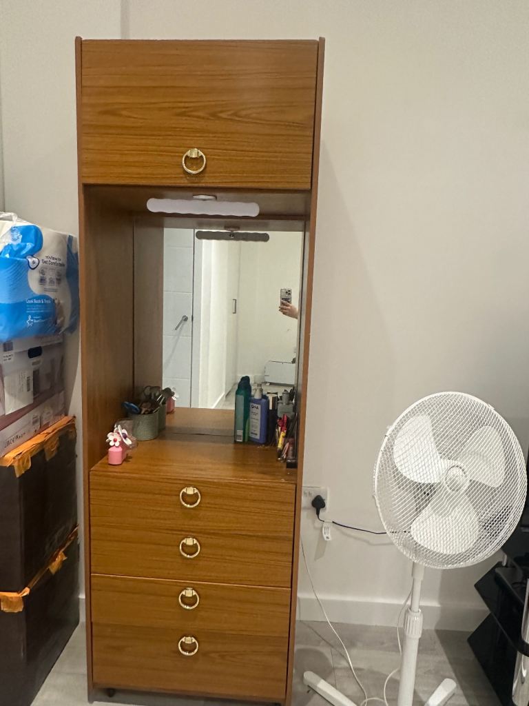 Dressing table with wheels and storage 