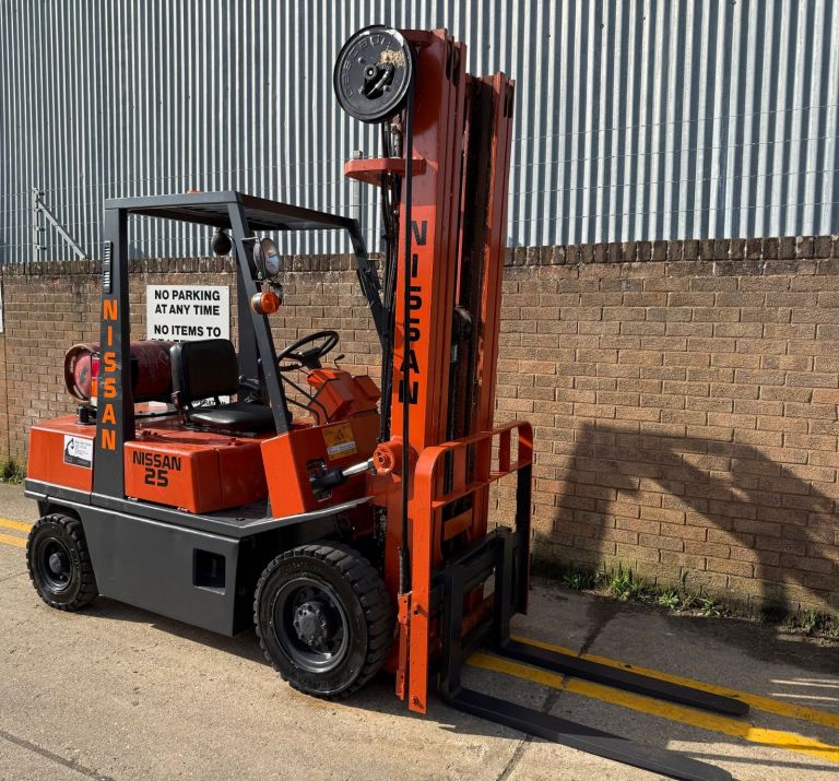 Nissan 2.5t gas forklift, 6m triple mast, sideshift 