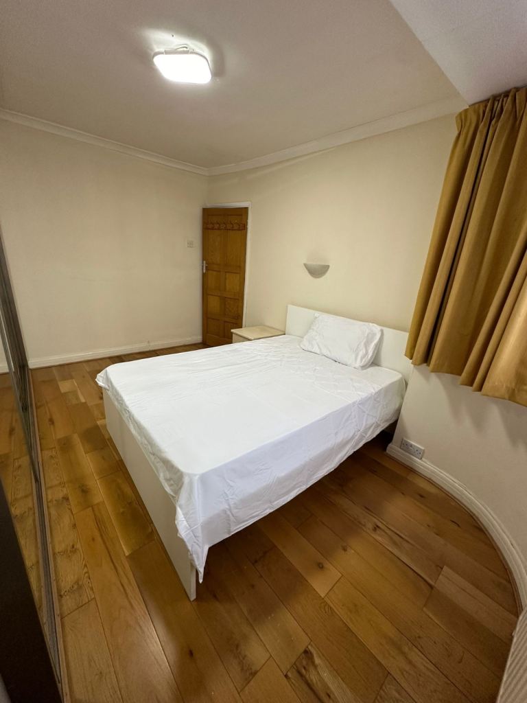 Large double room to rent