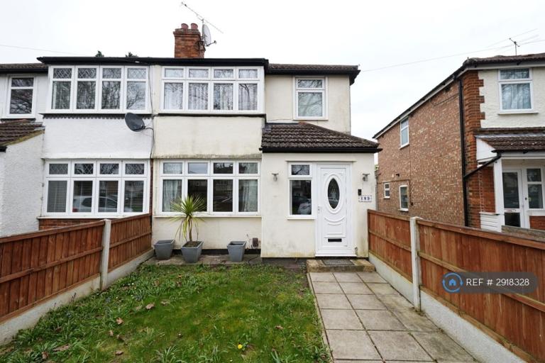 4 bedroom house in Strodes Crescent, Staines-Upon-Thames, TW18 (4 bed) (#2918328)