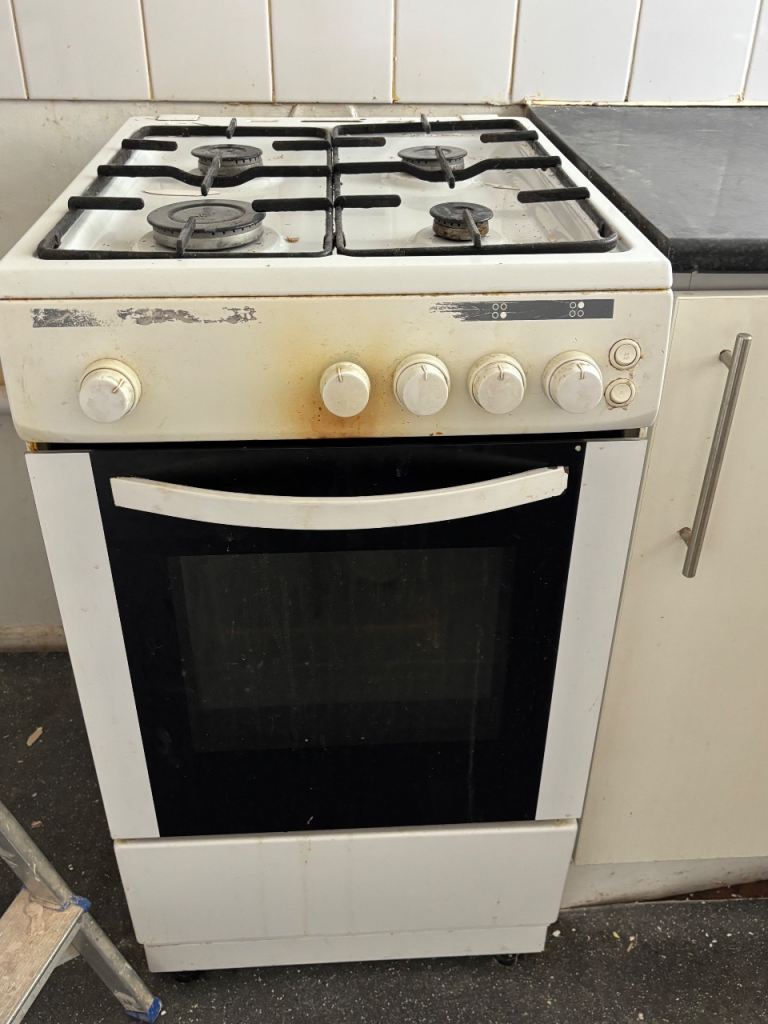 White Freestanding Gas Cooker with Oven and Hob