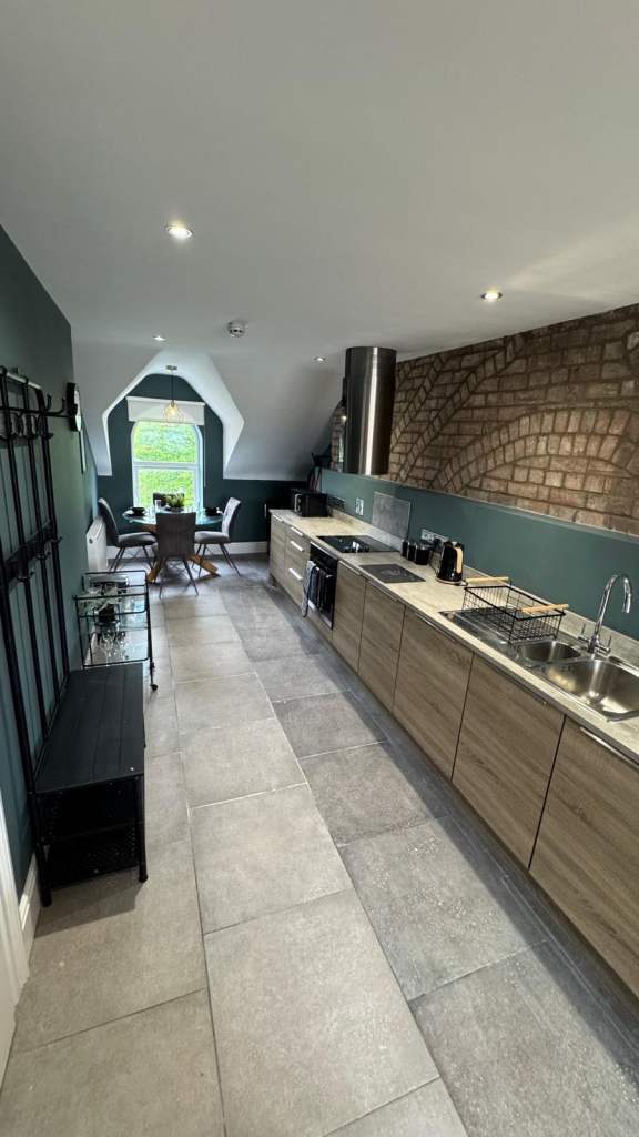 TOP FLOOR LAVISH APARTMENT-MALONE ROAD 