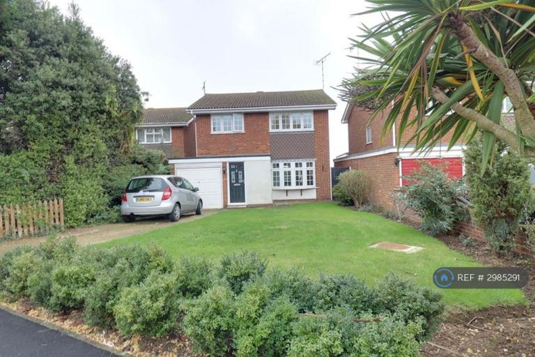4 bedroom house in New England Crescent, Southend-On-Sea, SS3 (4 bed) (#2985291)