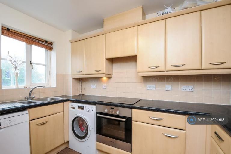 Studio flat in Harriet House, Hemel Hempstead, HP3 (#2924618)