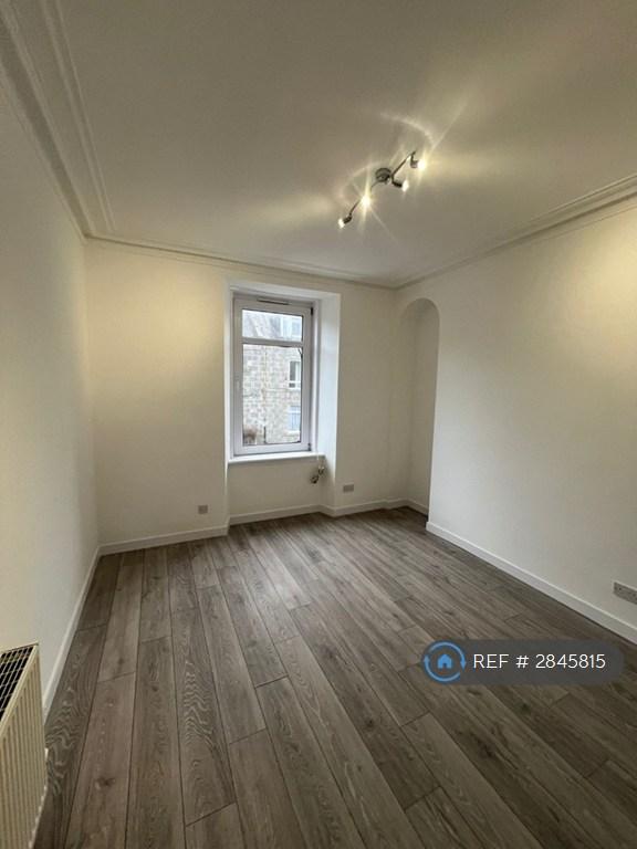 2 bedroom flat in Menzies Road, Aberdeen, AB11 (2 bed) (#2845815)
