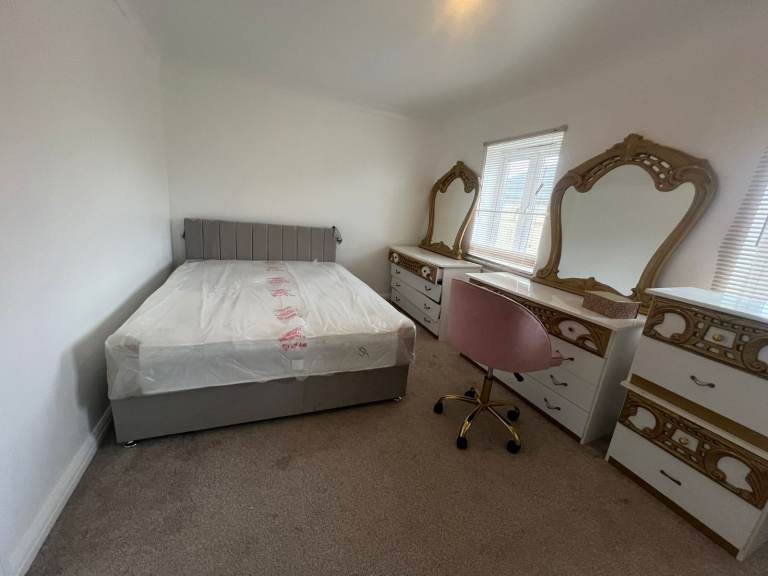 🏡 SHORT-LET • 4-Bed House • Paignton Close, Romford, RM3 8SF🏡