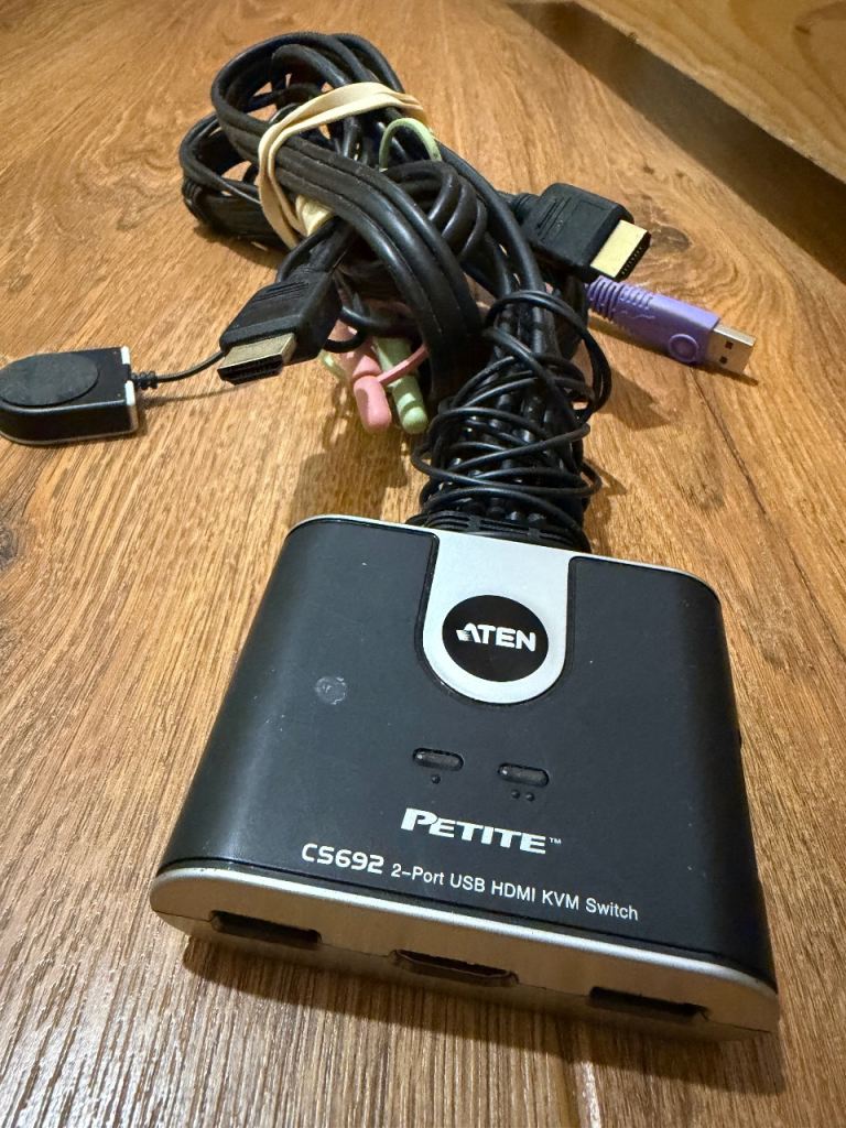 FREE KVM SWITCH (HDMI/USB)