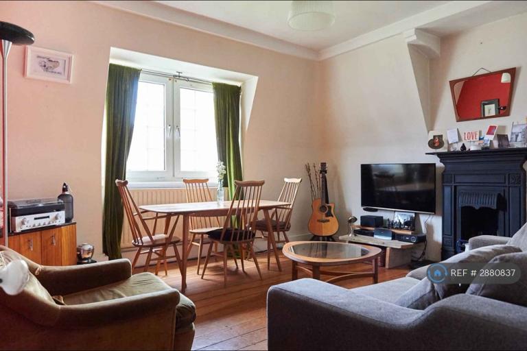 3 bedroom flat in Streatham Hill, London, SW16 (3 bed) (#2880837)