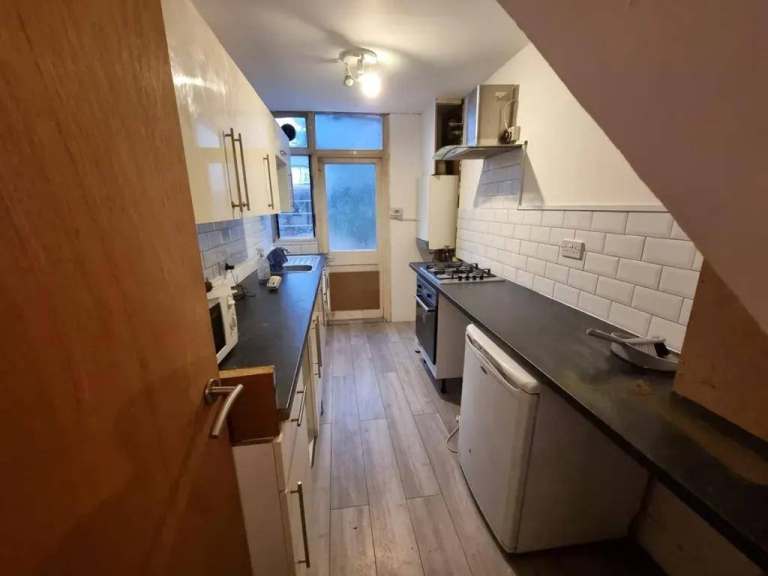 Spacious 3 Bedroom House Near Barking Station