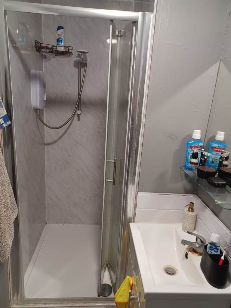 Studio Flat in Clewer Avenue, Windsor, Berkshire (SL4 3QB)