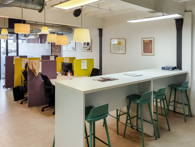 Liverpool - L14DQ \ Hot Desk Rental Ready When You Are